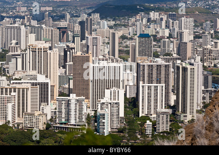 Wolkenkratzer von Waikiki. Hochhäuser dominieren die Skyline von Waikiki in dieser Ansicht von oben auf den Diamond Head Krater. Stockfoto