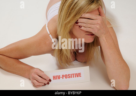 HIV Positive Mitteilung über den Körper einer Frau Posed durch ein Modell Stockfoto