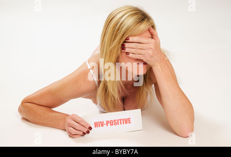 HIV Positive Mitteilung über den Körper einer Frau Posed durch ein Modell Stockfoto