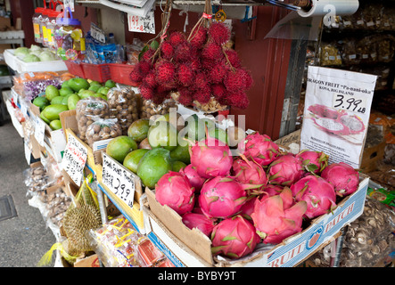 Obststand in Honolulu Chinatown. Hellen exotische Früchte für den Verkauf auf dem Bürgersteig vor einem kleinen Lebensmittelgeschäft in Chinatown. Stockfoto