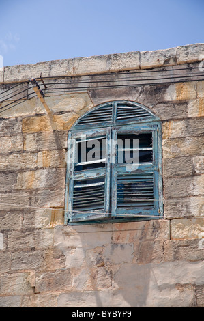 Altes blau lackierten shuttered Fenster in einer verlassenen Villa in Gozo Malta Stockfoto