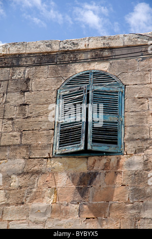 Alte Fensterläden blau bemalten Fenster in einer verlassenen Villa in Gozo Malta Stockfoto
