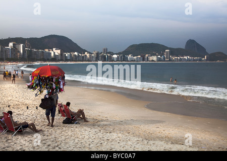 Strand-Verkäufer am Strand der Copacabana, Rio De Janeiro, Brasilien, Südamerika. Stockfoto