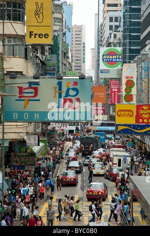 Überfüllten Straße voller Shopper im Bereich Mong Kok, Hong Kong Stockfoto