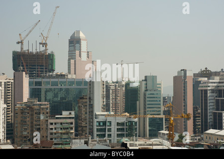Bauarbeiten auf der chinesischen Insel Macau statt.   Moderne Neubauten steigen hinter älteren heruntergekommen sind. Stockfoto