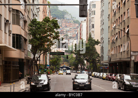 Blick auf die Stadt von Rio De Janeiro, Favelas oder Shanty Town auf Hügel im Hintergrund. Rio De Janeiro, Brasilien, Südamerika. Stockfoto