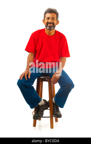 Mann lächelnd sitzt auf einer Holzbank. Stockfoto
