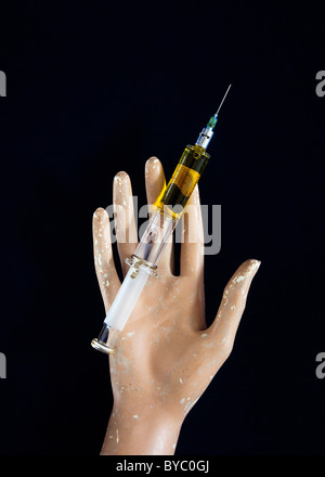 DUMMY-HAND MIT INJEKTIONSNADEL IN PALM Stockfoto