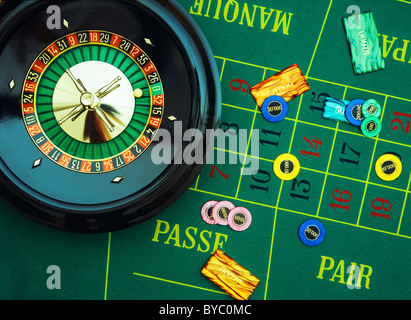 ROULETTE-RAD MIT GLÜCKSSPIEL-CHIPS, FORTUNE-KONZEPT Stockfoto