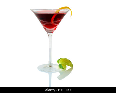 Cocktail mit Zitrone Schwarte Spirale rot garnieren und Kalk Keil, isoliert Stockfoto