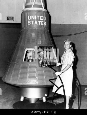 Jerrie Cobb, First Lady Astronaut Trainee stellt neben einer Mercury-Raumschiff-Kapsel. Stockfoto