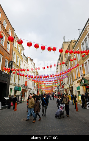 Laternen aufgehängt über Gerrard Street in Chinatown in London in der Vorbereitung für das chinesische Neujahr.  Foto von Gordon Scamme Stockfoto