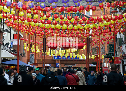 Laternen aufgehängt in einer Straße in Chinatown in London in der Vorbereitung für das chinesische Neujahr. Stockfoto