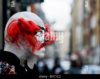 Eine beängstigende clown Maske auf einen Dummy in einer Straße in London. Stockfoto