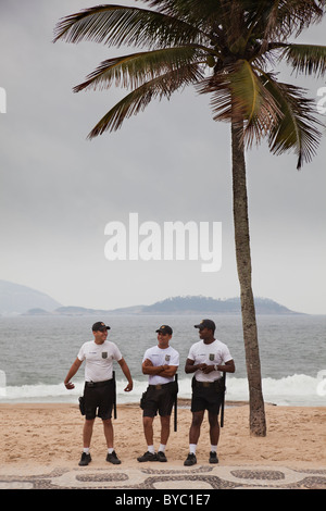 Drei Polizisten am Strand von Ipanema in Rio De Janeiro, Brasilien, Südamerika. Stockfoto