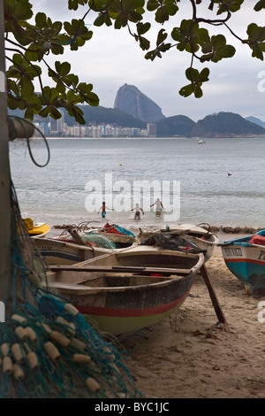 Angelboote/Fischerboote auf Copacabana Beach, Rio De Janeiro, Brasilien, Südamerika. Stockfoto