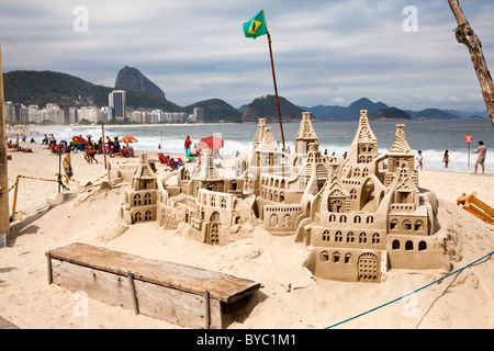 Sandburg am Copacabana Strand, Rio De Janeiro, Brasilien, Südamerika. Stockfoto