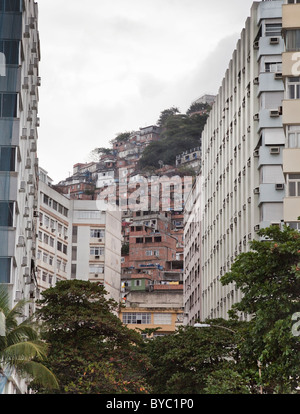 Blick auf die Stadt von Rio De Janeiro, Favelas oder Shanty Town auf Hügel im Hintergrund. Rio De Janeiro, Brasilien, Südamerika. Stockfoto