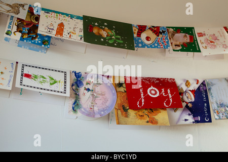 Weihnachtskarten hängen an der Wand für die Dekoration Stockfoto