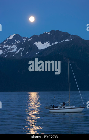 Vollmond spiegelt auf Resurrection Bay, Seward, Alaska. Stockfoto