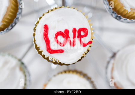 Cupcakes in Halter mit Liebe geschrieben an der Spitze Stockfoto