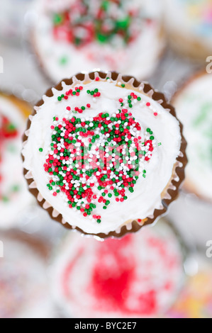 Weihnachten-Cupcakes mit bunten bestreuen Dekorationen für die Weihnachtszeit Stockfoto