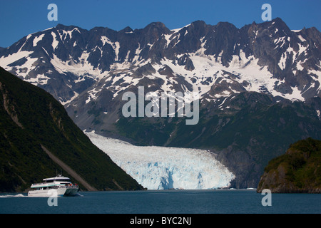 M/V Orca Voyager, Aialik Gletscher, Kenai Fjords National Park, in der Nähe von Seward, Alaska. Stockfoto