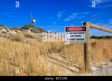 Live Firing Gefahrenzeichen und Aussichtsturm Campbell Barracks in Swanbourne, Perth, Western Australia Stockfoto