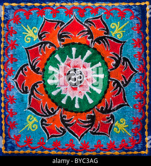 Mehrfarbige Hindu OM/AUM und Lotus flower Stickmuster. Indische Handarbeit. Indien Stockfoto