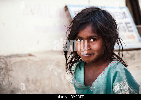 Glückliche junge Armen untere Kaste indischen Straße Mädchen lächelnd. Andhra Pradesh, Indien. Selektiver Fokus mit Kopie Raum Stockfoto