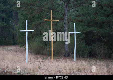 Drei provisorischen hölzernen Kreuze am Straßenrand. Stockfoto