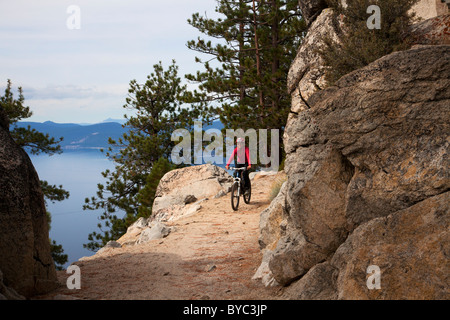 Mountain Bike auf dem Trail Flume, Lake Tahoe, NV (Modell freigegeben) Stockfoto