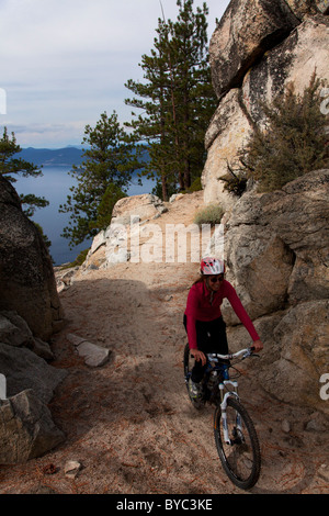 Mountain Bike auf dem Trail Flume, Lake Tahoe, NV (Modell freigegeben) Stockfoto