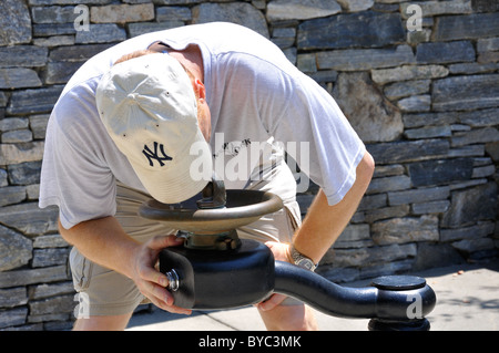 Mann aus Brunnen trinken Stockfoto