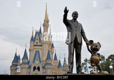 Walt Disney und Mickey-Mouse-Statue vor Cinderella Castle, Disneyworld, Orlando, Florida, USA Stockfoto