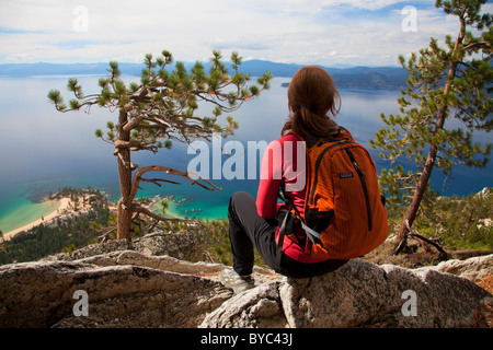 Ein Wanderer genießt die Aussicht entlang des Flume Trail, Lake Tahoe, NV (Modell freigegeben) Stockfoto