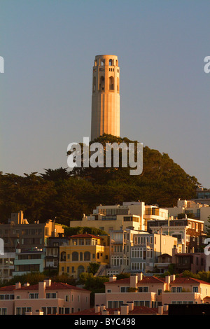 Coit Tower von Fishermans Wharf, San Francisco, CA Stockfoto