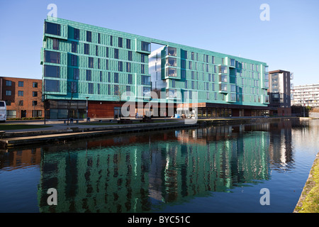 Westfield Studentendorf Unterkunft neben The Regents Canal East London Stockfoto