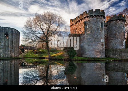 Antike Whittington Castle in Shropshire, England reflektiert in einem ruhigen Wassergraben der steinernen Rundbauten und verarbeitet in HDR Stockfoto