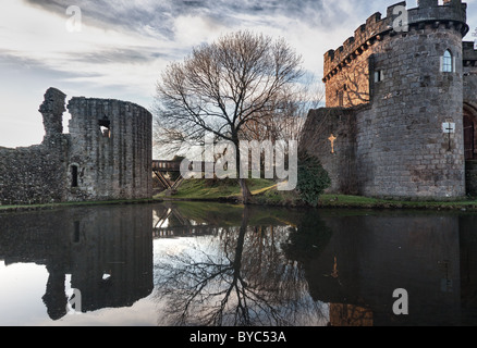 Antike Whittington Castle in Shropshire, England reflektiert in einem ruhigen Wassergraben runden die Steinhäuser Stockfoto