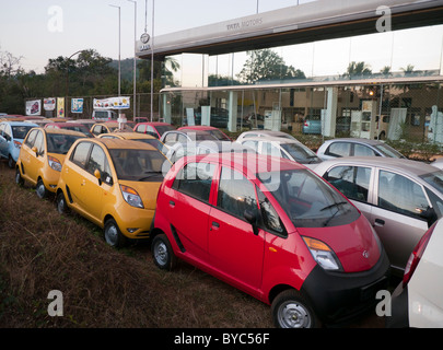 Tata Nano Autos in einem Autohaus Tata Motors in Indien Stockfoto