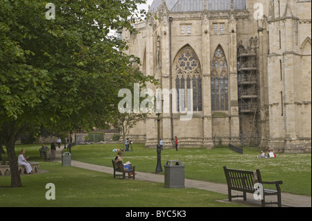 York Minster North Yorkshire betrachtet von Dekanss Garten. Stockfoto