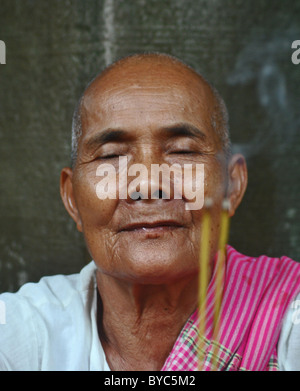 Entspannte weiblichen Mönch mit Weihrauch, Siem Reap, Kambodscha Stockfoto