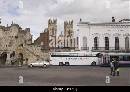 Ein Blick auf York National Express Coach geparkt außerhalb der De Grey Zimmer mit York Minster im Hintergrund zeigt. Stockfoto