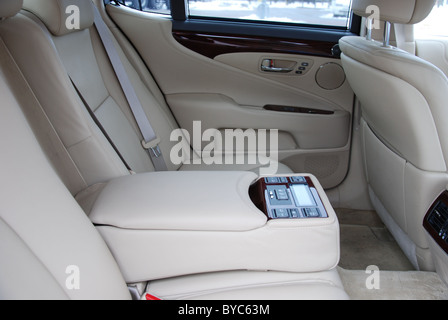 Lexus LS 460 AWD - meine 2006 - weiss - Premium-japanische luxuriöse Limousine, Segment F (Luxus-Autos) - hinteren Teil der Kabine Stockfoto