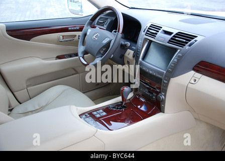 Lexus LS 460 AWD - meine 2006 - Segment F (Luxus-Autos), Premium-japanische luxuriöse Limousine - Innenraum, Armaturenbrett, Mittelkonsole Stockfoto