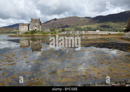 Eilean Donan Castle liegt in der Nähe des Dorfes Dornie am Loch Duich in den westlichen Highlands. Stockfoto
