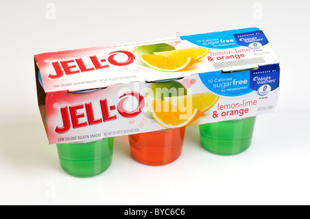 Snack-Pack von Jell-o Desserts auf weißem Hintergrund Ausschnitt Stockfoto