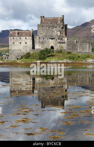 Eilean Donan Castle liegt in der Nähe des Dorfes Dornie am Loch Duich in den westlichen Highlands. Stockfoto