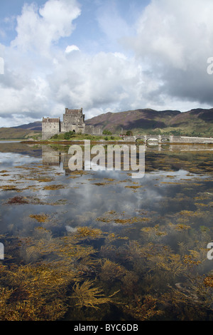 Eilean Donan Castle liegt in der Nähe des Dorfes Dornie am Loch Duich in den westlichen Highlands. Stockfoto